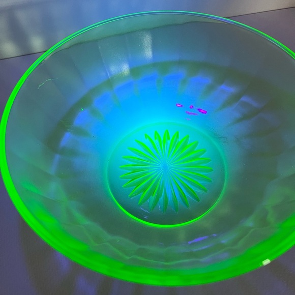 ✨Vintage Uranium Glass Bowl – Starburst Design, Glows Brilliantly ✨ - Picture 13 of 17